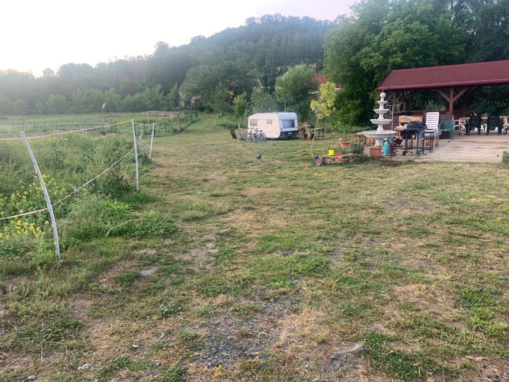 Ubytování v karavanu Bzany Esterno foto